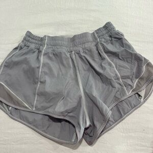 Lulu hotty hot low rise shorts 2.5”